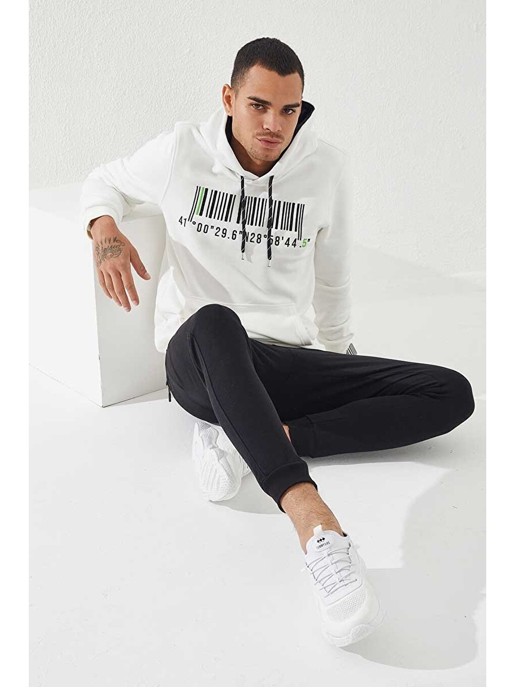 Ekru Nakışlı Kanguru Cep Standart Kalıp Kapüşonlu Erkek Hoodie - 87839-1