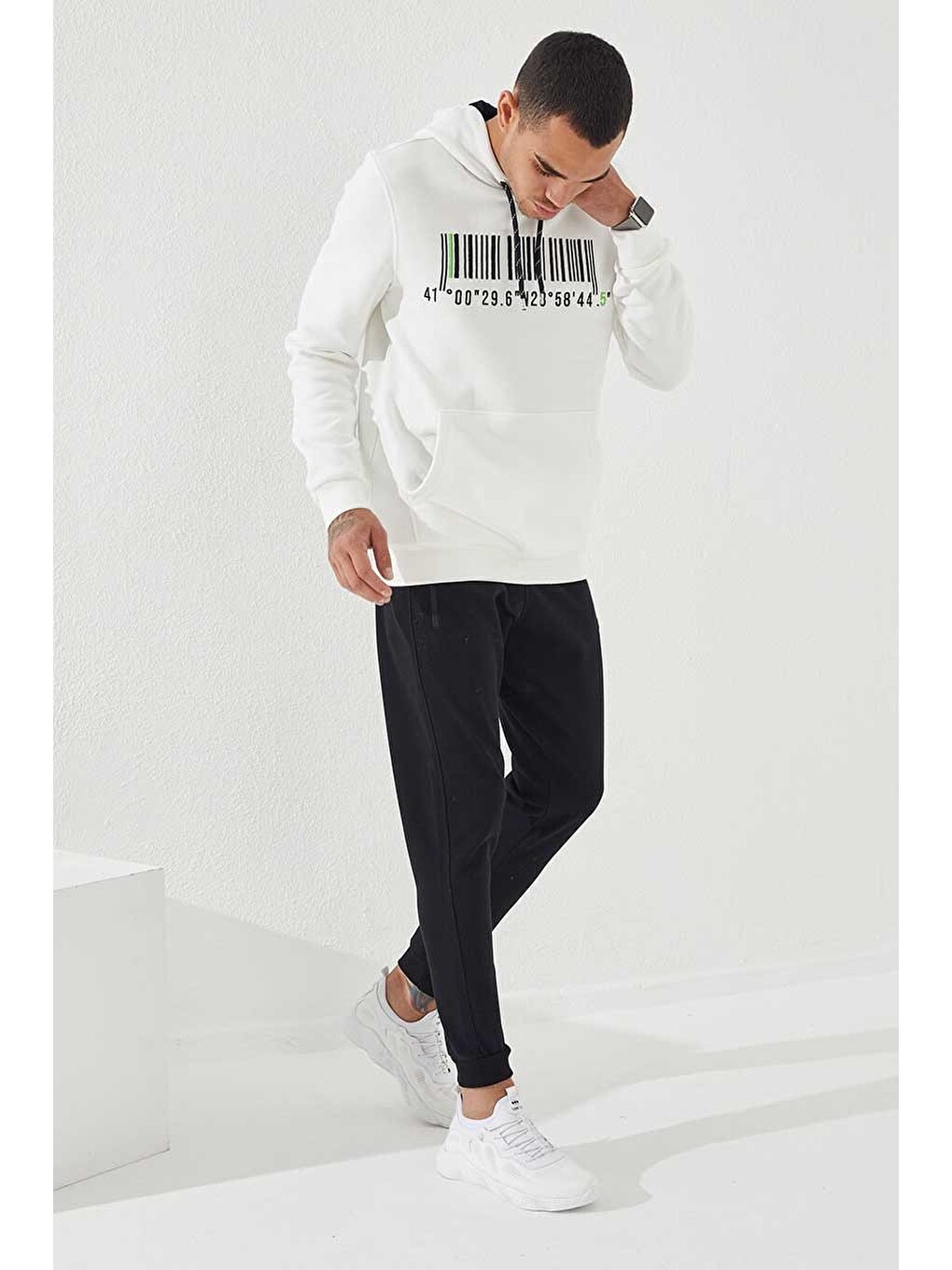 Ekru Nakışlı Kanguru Cep Standart Kalıp Kapüşonlu Erkek Hoodie - 87839-3