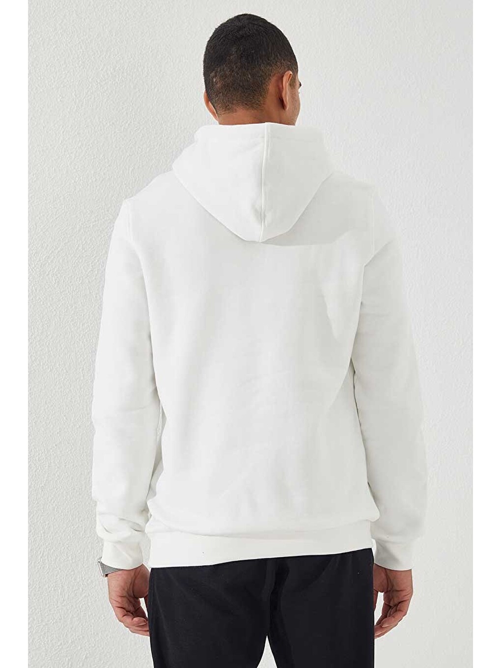 Ekru Nakışlı Kanguru Cep Standart Kalıp Kapüşonlu Erkek Hoodie - 87839-4