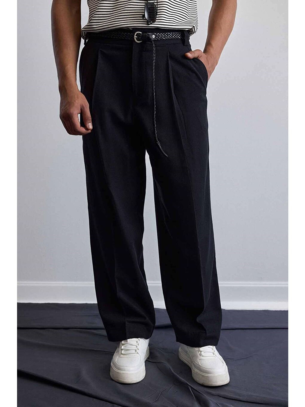 Erkek Relaxed Fit Bol Paça Keten Görünümlü Pileli Pantolon Siyah-2