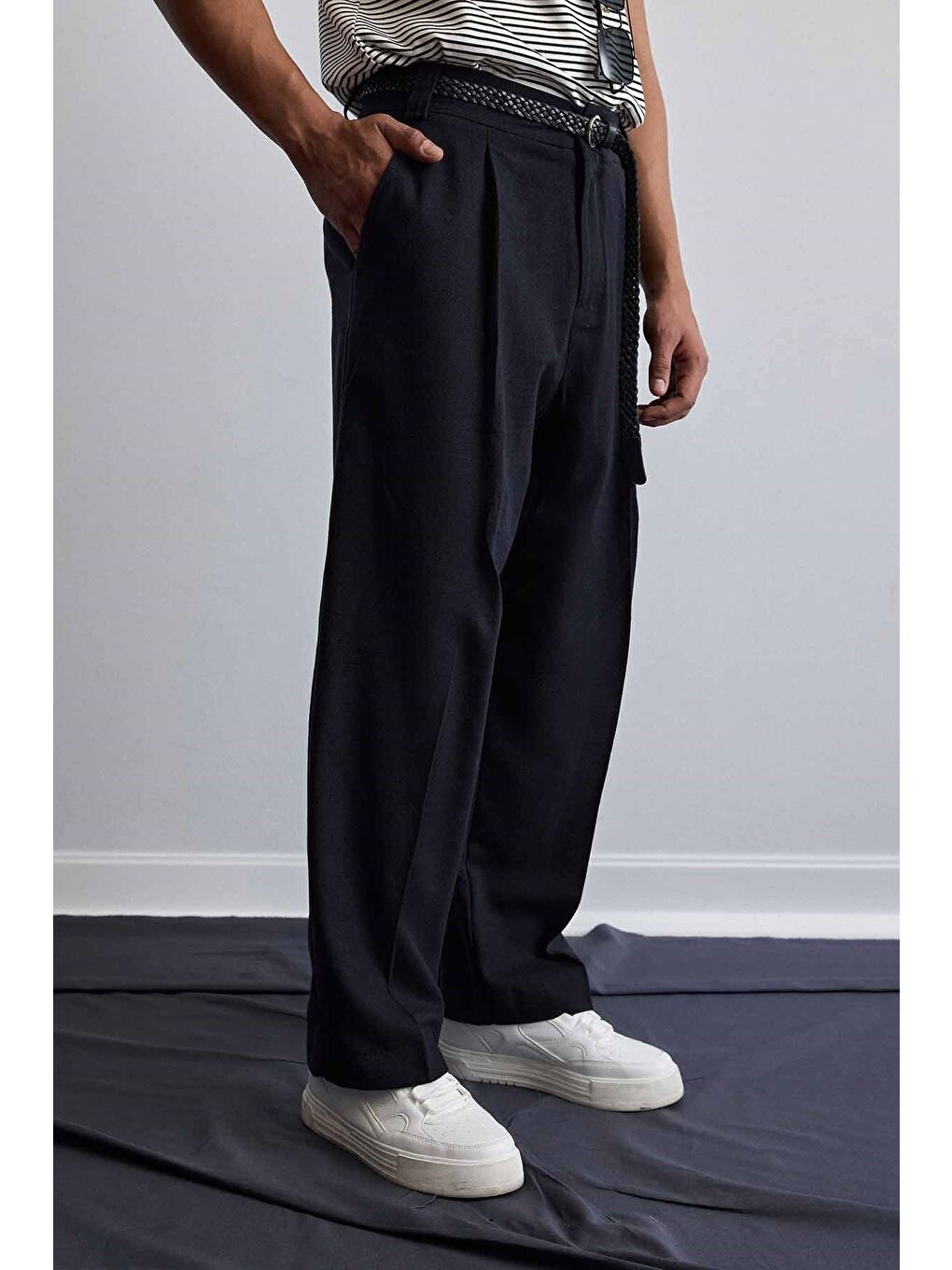 Erkek Relaxed Fit Bol Paça Keten Görünümlü Pileli Pantolon Siyah-3