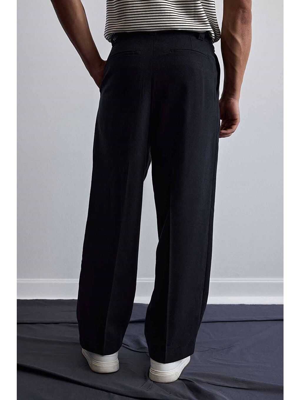 Erkek Relaxed Fit Bol Paça Keten Görünümlü Pileli Pantolon Siyah-4