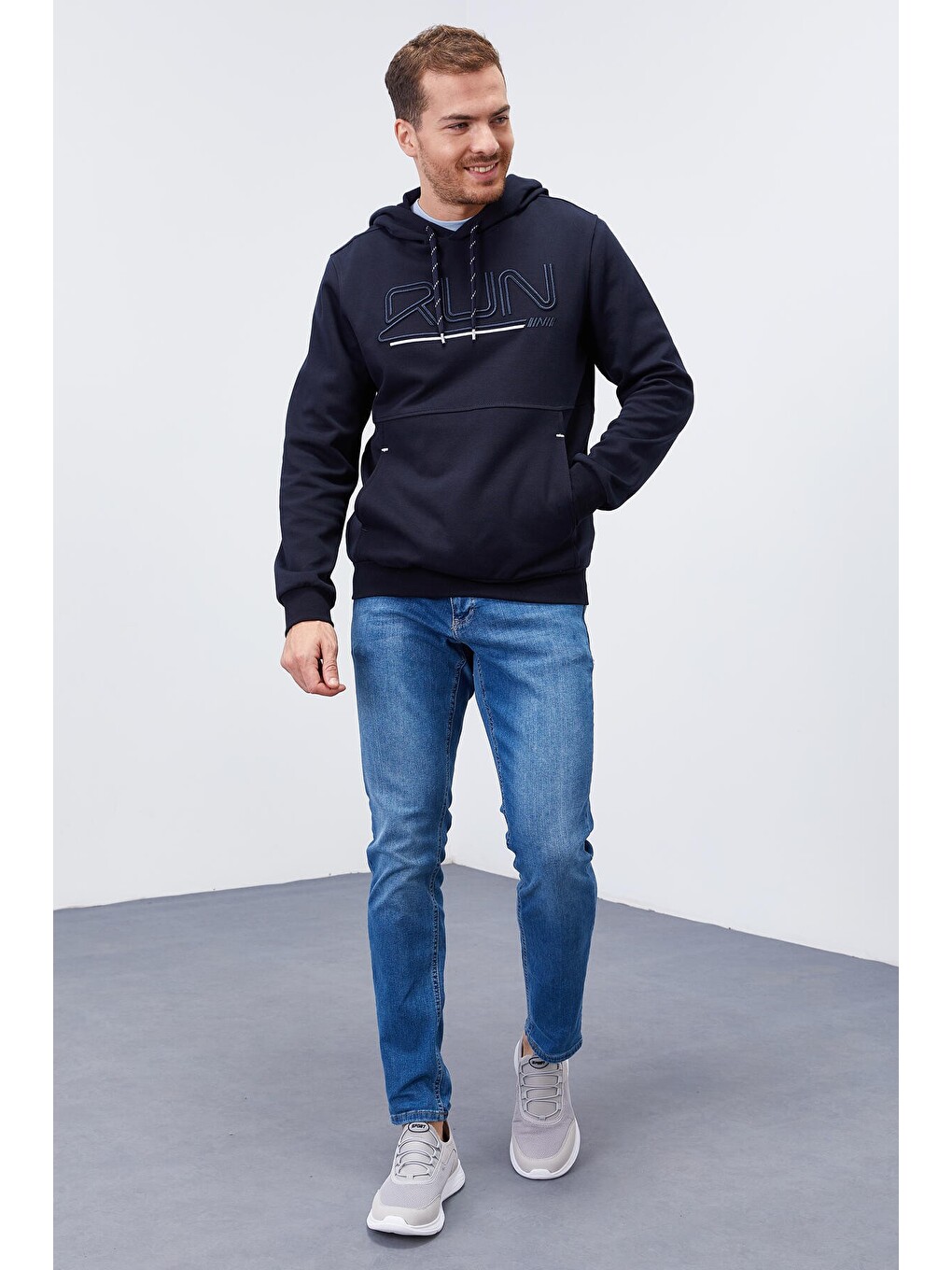 Lacivert Yazı Nakışlı Standart Kalıp Kapüşonlu Erkek Hoodie - 87887-1