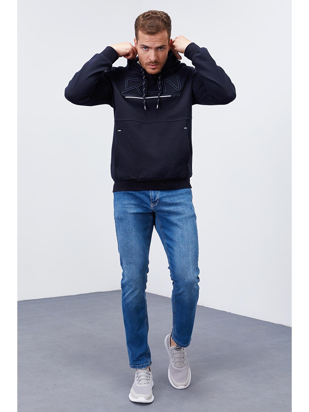 Lacivert Yazı Nakışlı Standart Kalıp Kapüşonlu Erkek Hoodie - 87887-3
