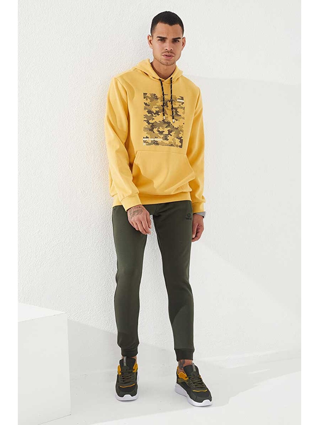 Sarı Hardal Kamuflaj Desen Baskılı Standart Kalıp Kapüşonlu Erkek Hoodie - 87884-1