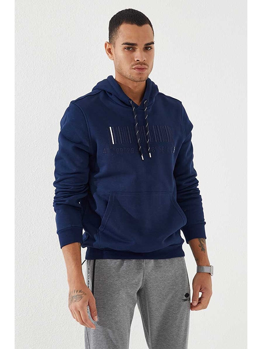 İndigo Nakışlı Kanguru Cep Standart Kalıp Kapüşonlu Erkek Hoodie - 87839-4