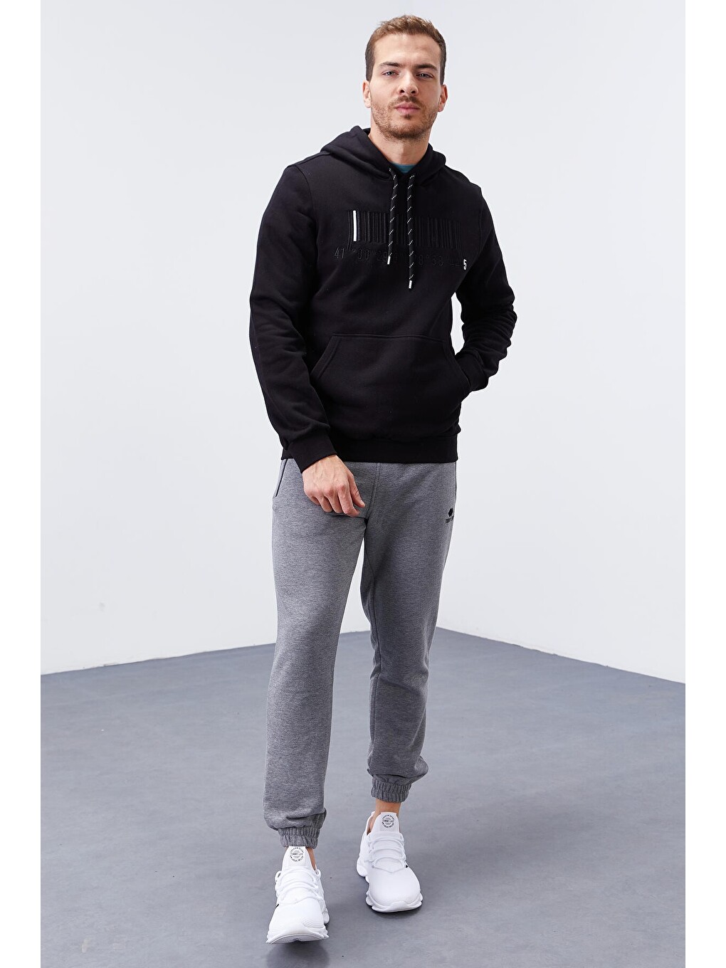 Siyah Nakışlı Kanguru Cep Standart Kalıp Kapüşonlu Erkek Hoodie - 87839-1