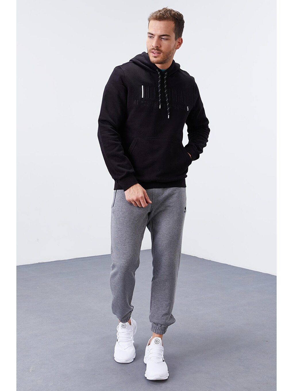 Siyah Nakışlı Kanguru Cep Standart Kalıp Kapüşonlu Erkek Hoodie - 87839-3