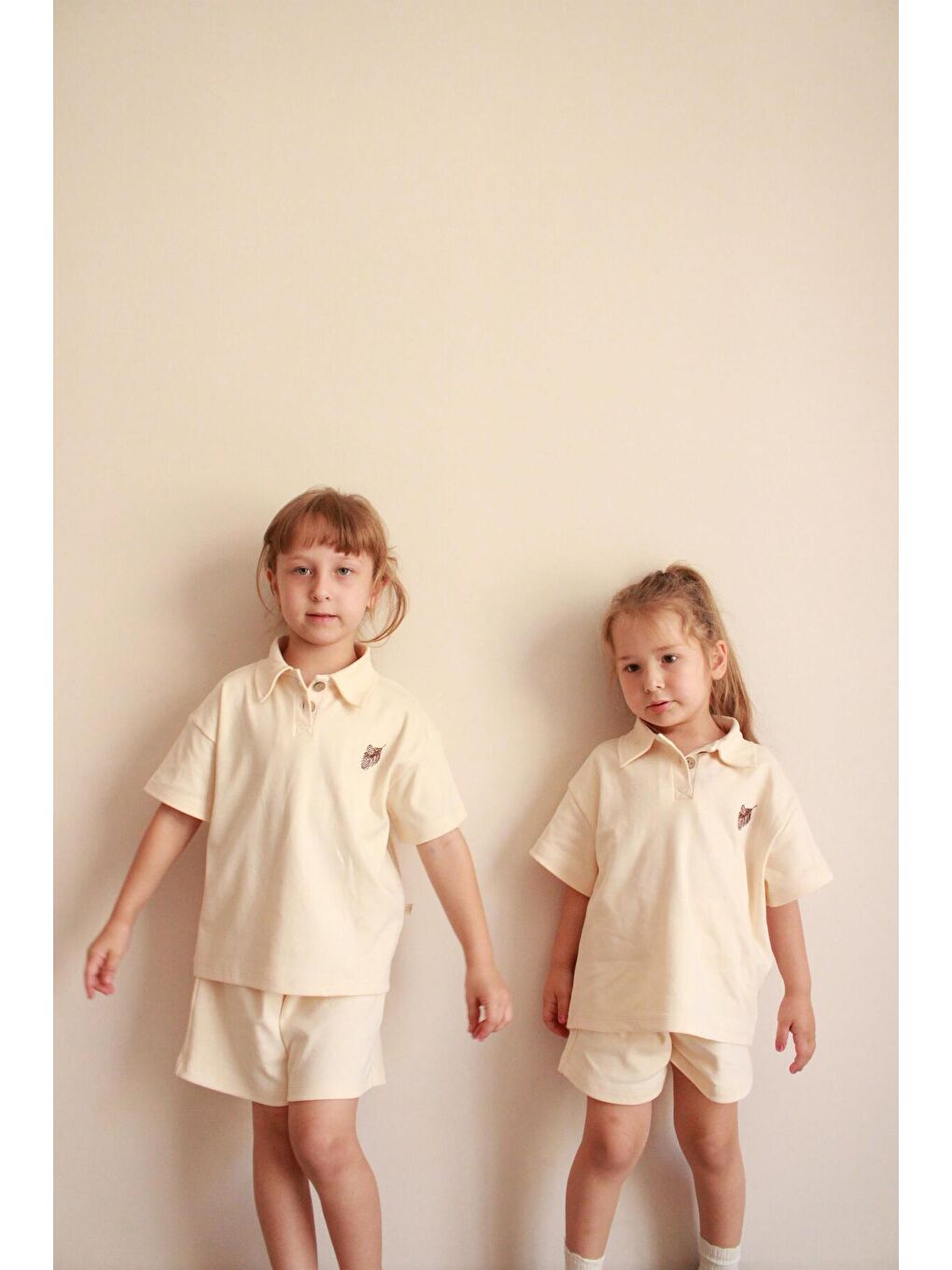 Ekru Koza Nakışlı Polo Yaka Şortlu Takım-2