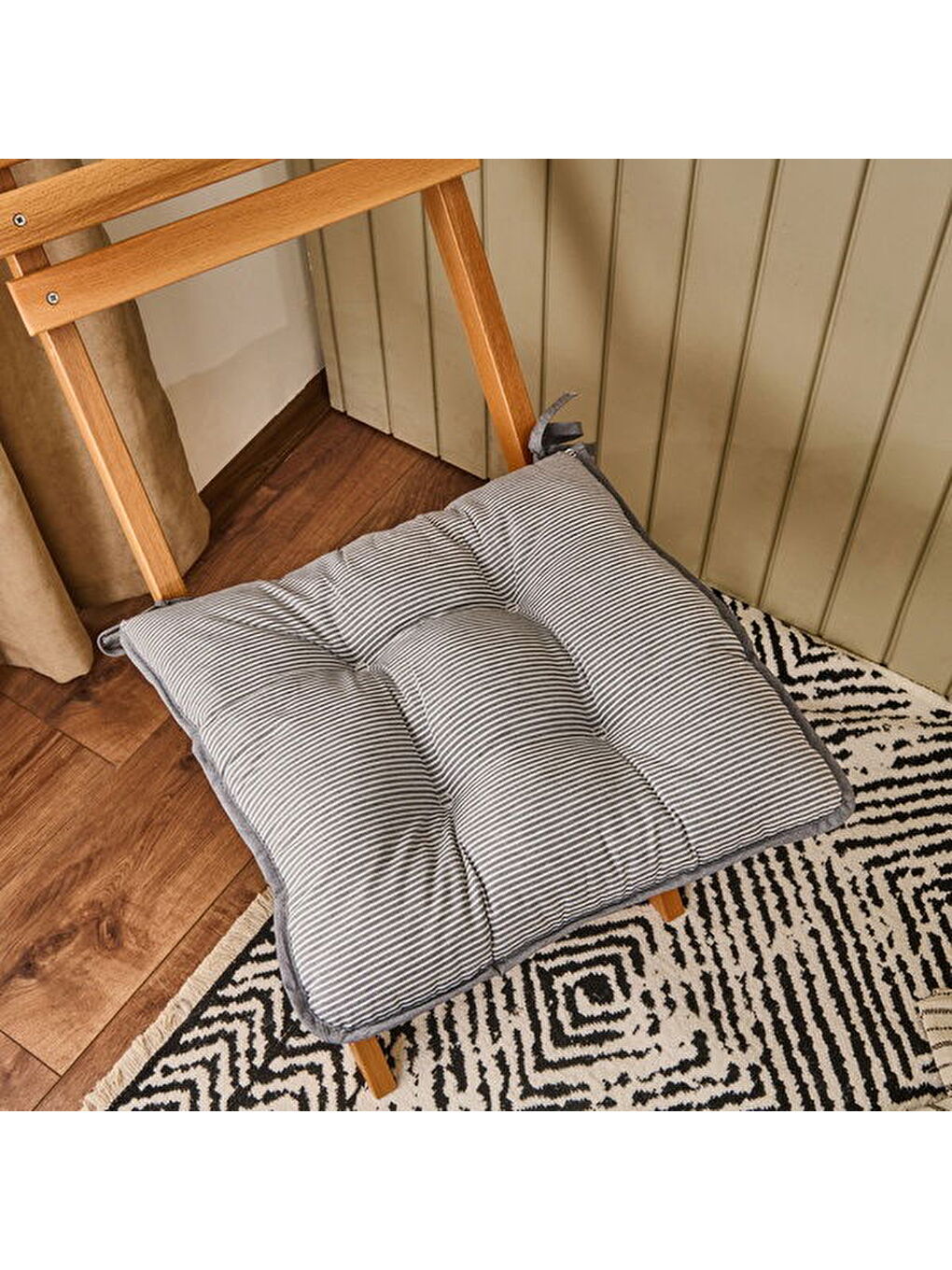 Lila Soft Elegant Curves İnce Çizgili Sandalye Minderi - Ekru / Siyah - 43x43 cm