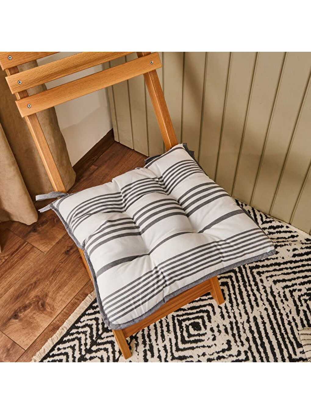 Lila Soft Elegant Curves Kalın Çizgili Sandalye Minderi - Ekru / Siyah - 43x43 cm