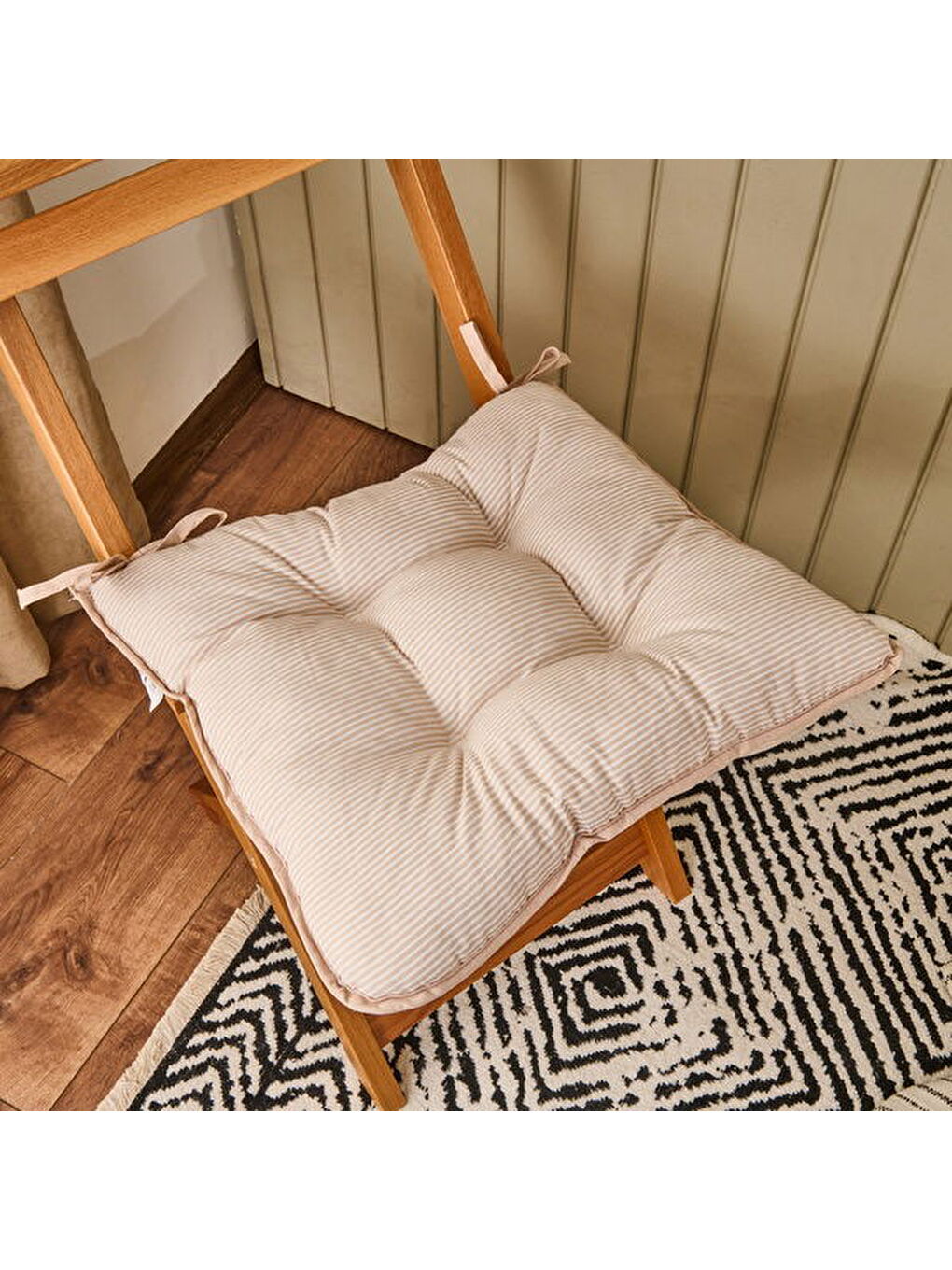 Soft Palm Breeze İnce Çizgili Sandalye Minderi - Ekru / Bej - 43x43 cm
