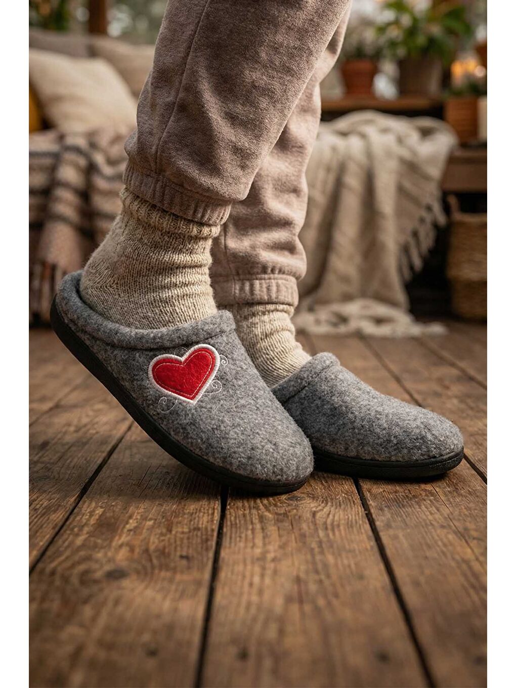 Gri Kışlık Kadın Ev Bahçe Comfort Taban Nakışlı Kalp Desenli Keçe Terlik