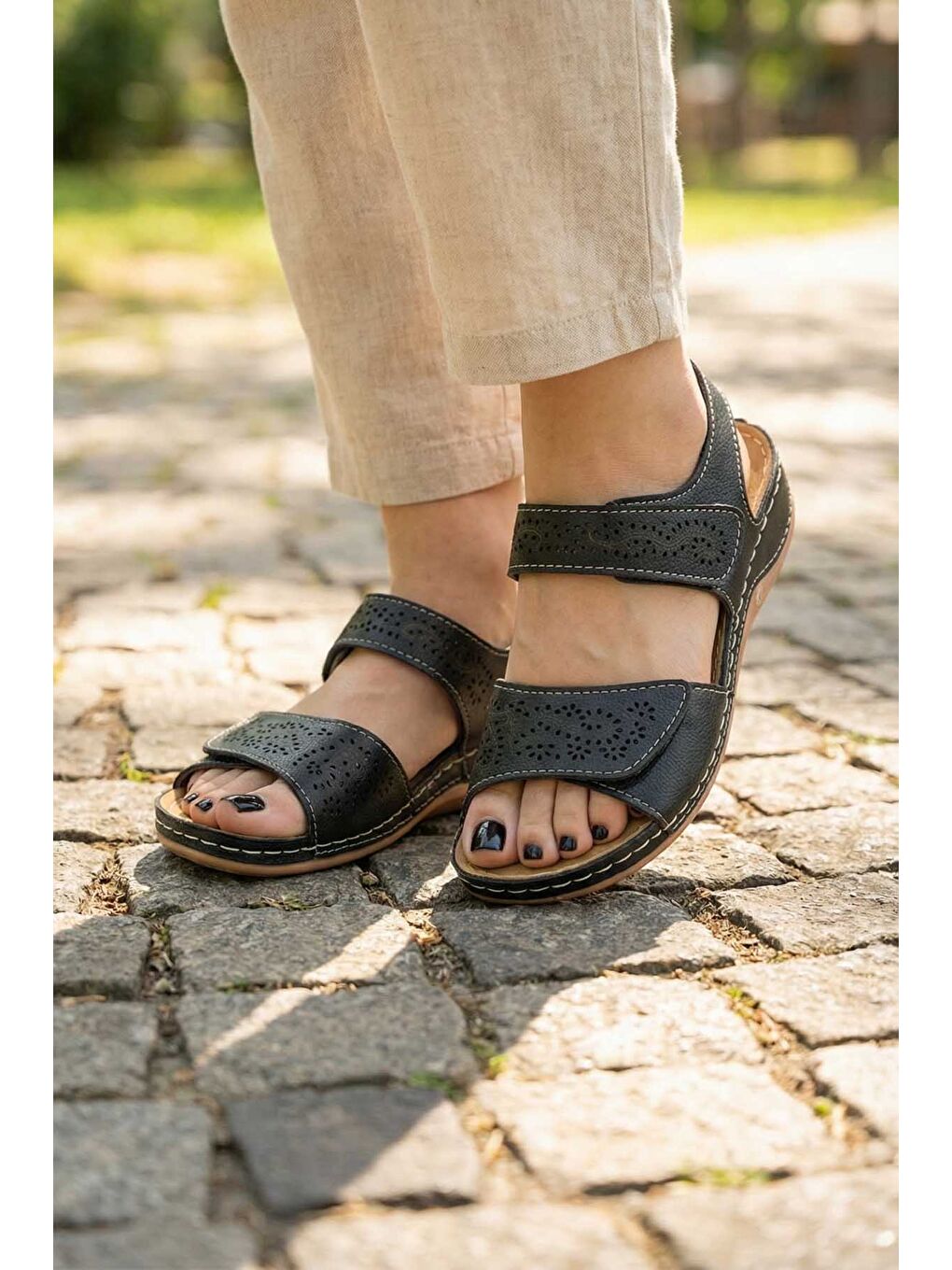 Siyah Yazlık Kadın Suni Deri Cırt Cırtlı Ayarlanabilir Sandalet