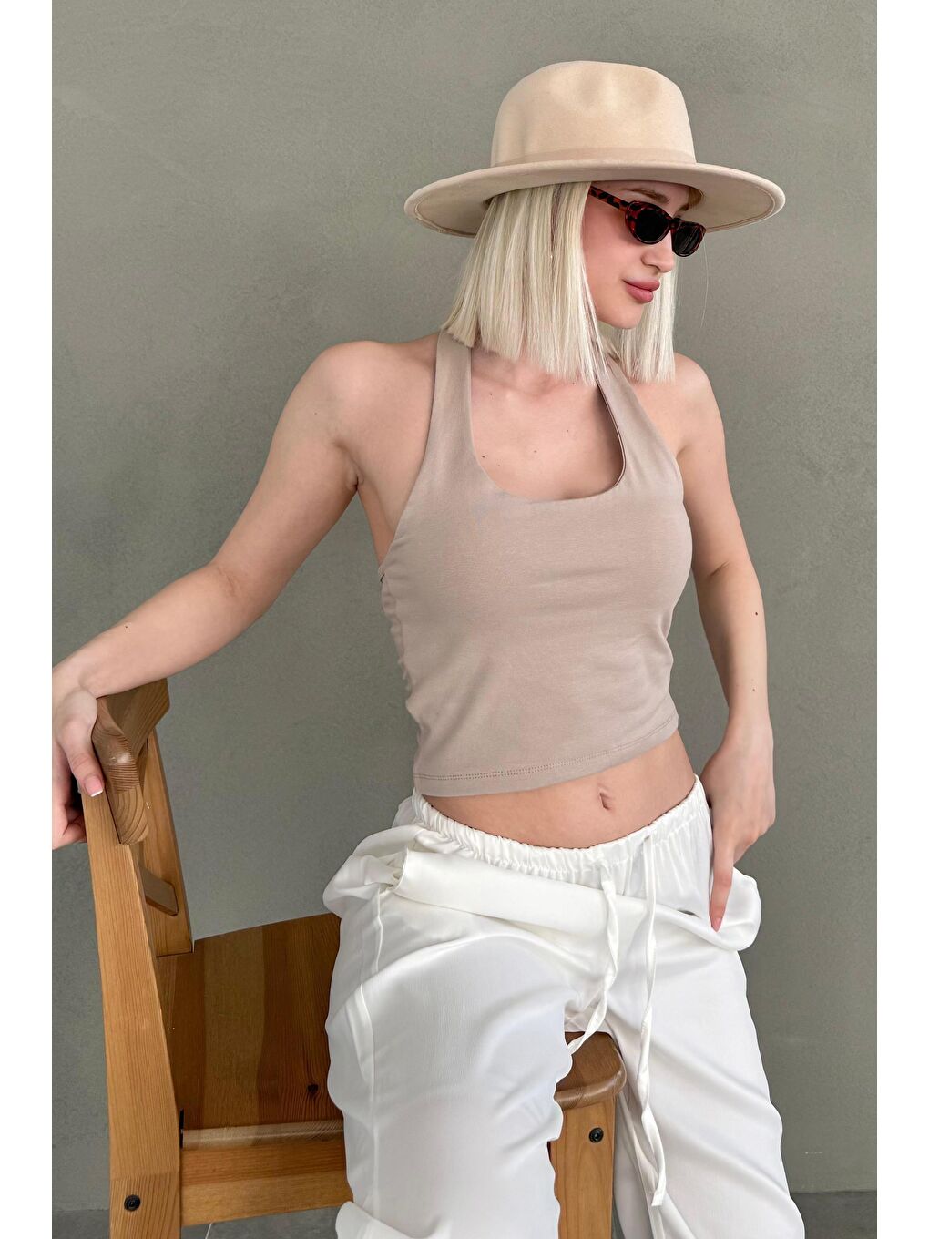 Bej Taş Rengi Halter Yaka Boyun Askılı Crop Top Mg2456-1
