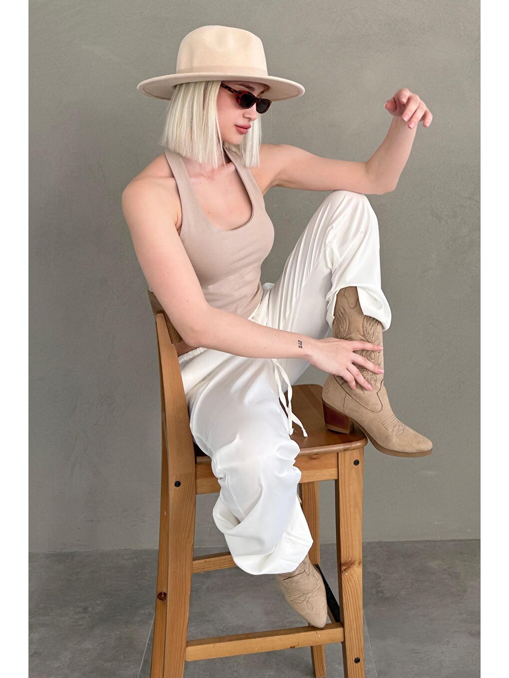 Bej Taş Rengi Halter Yaka Boyun Askılı Crop Top Mg2456-4