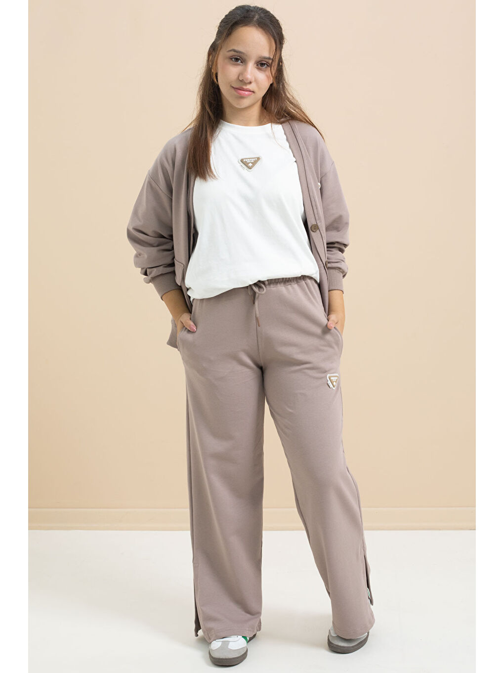 Kahverengi Logo Detaylı Düğmeli Hırkalı kız Çocuk Yırtmaçlı 3'lü Atl-Üst Takım 21376-4