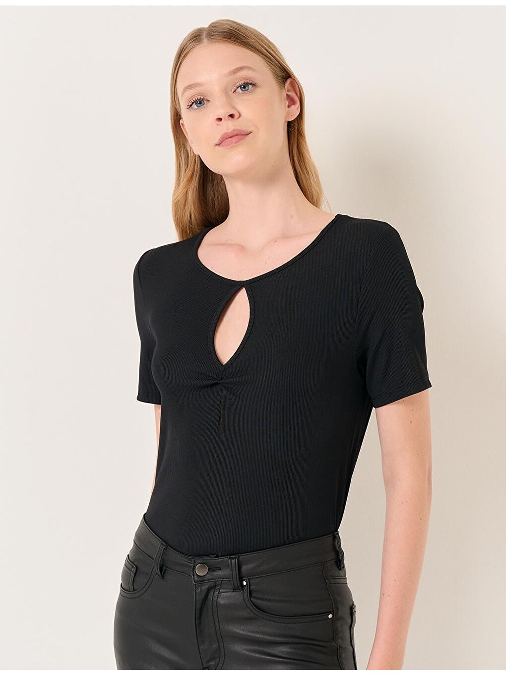 Siyah Kısa Kollu Pencere Detaylı Bluz