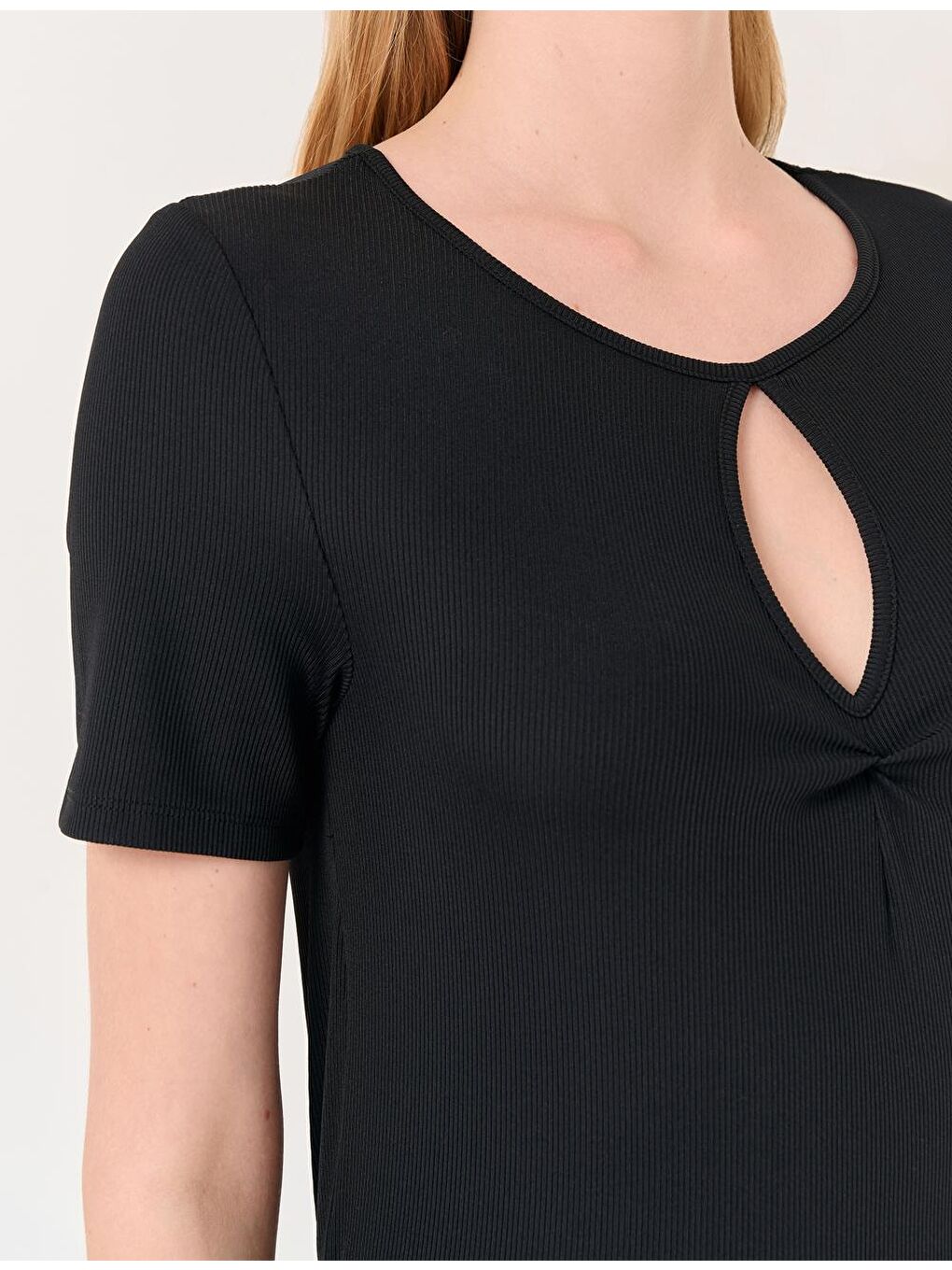 Siyah Kısa Kollu Pencere Detaylı Bluz-1