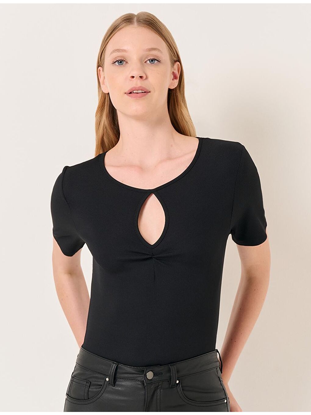 Siyah Kısa Kollu Pencere Detaylı Bluz-4