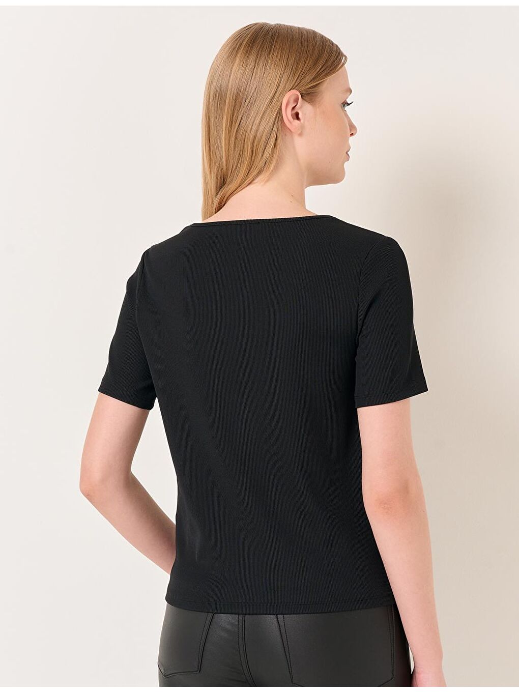 Siyah Kısa Kollu Pencere Detaylı Bluz-5