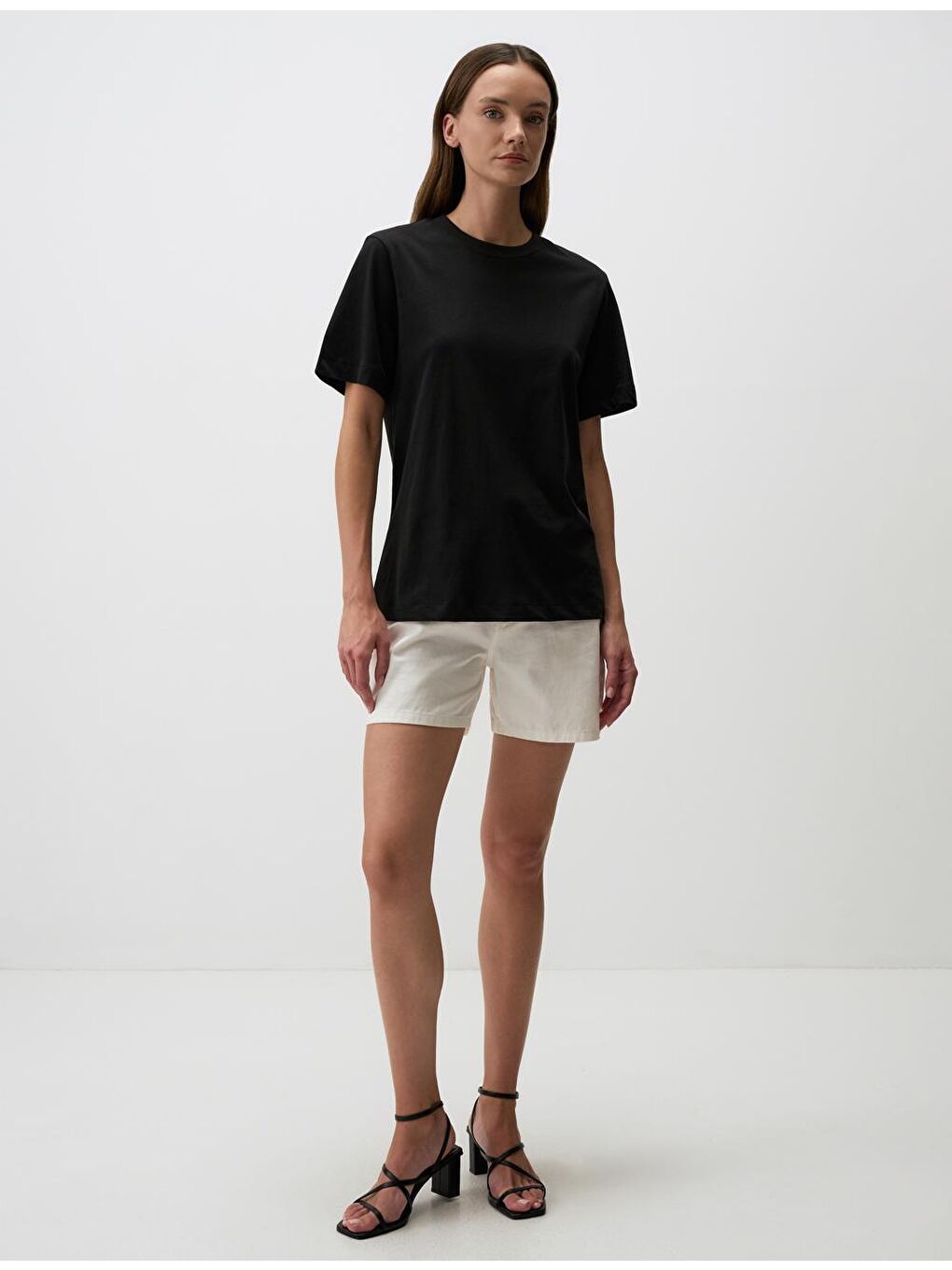 Siyah Bisiklet Yaka Basic Pamuklu Tişört-1