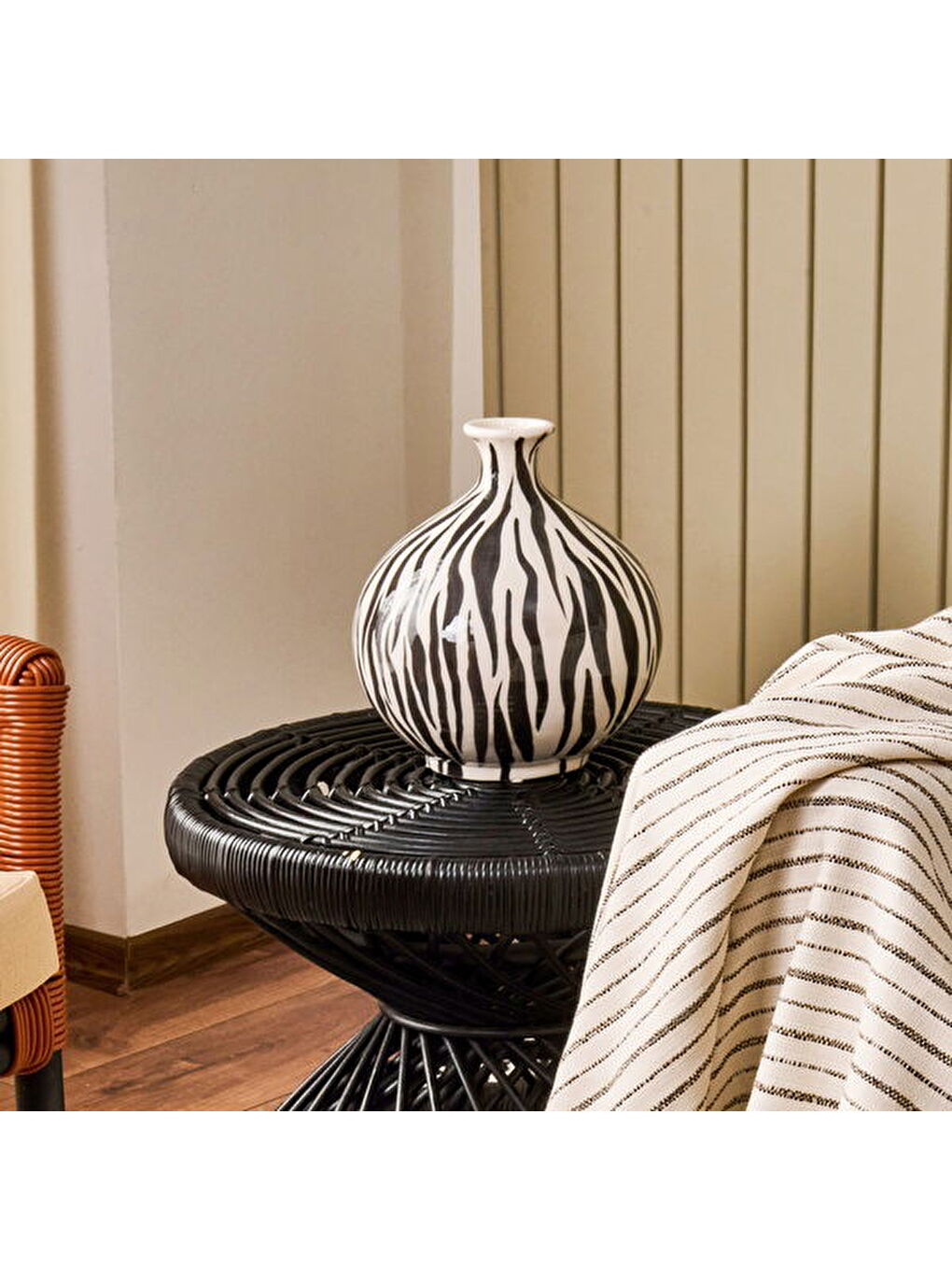 Deco Elegant Curves Vazo - Siyah / Beyaz - 28 cm