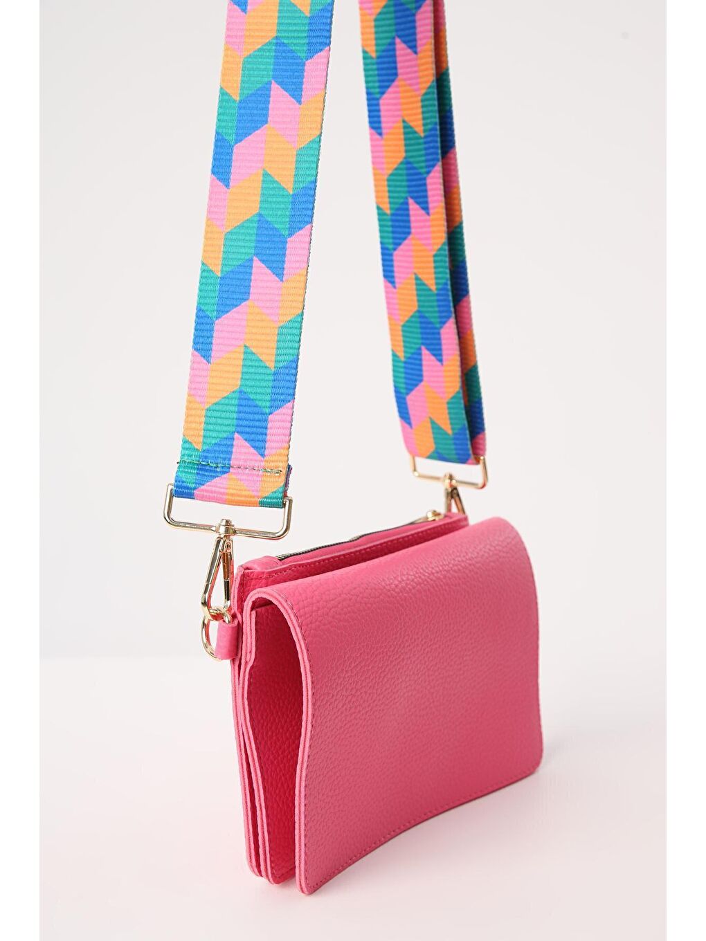 Fuşya Desenli Askılı Suni Deri Omuz Çantası