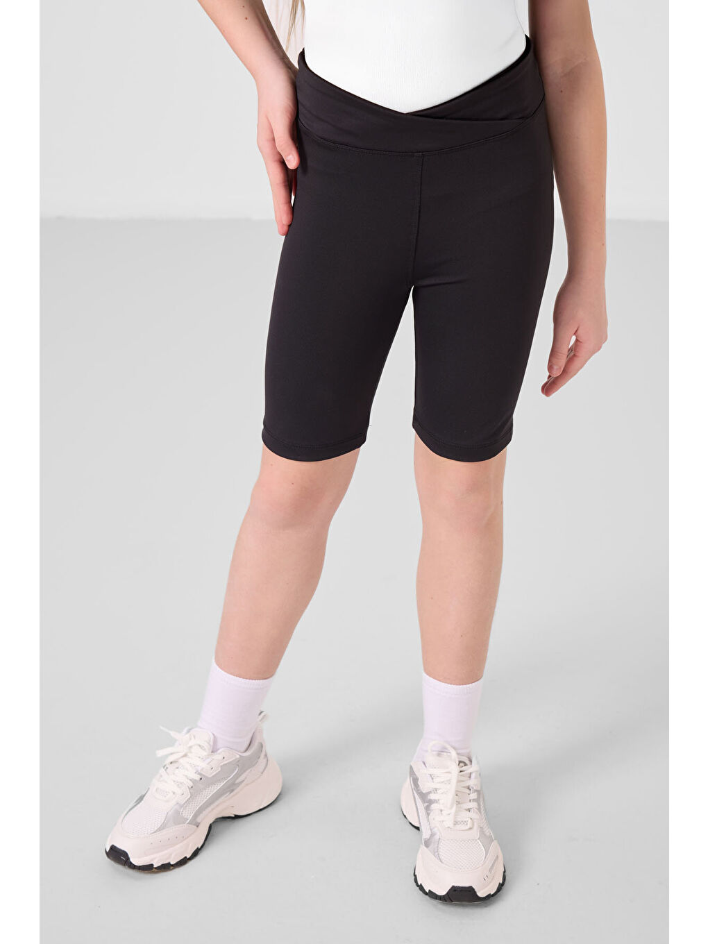 Siyah V Yaka Kemer Detaylı Standart Fit Performans Kız Çocuk Tayt Takım - 75187-1