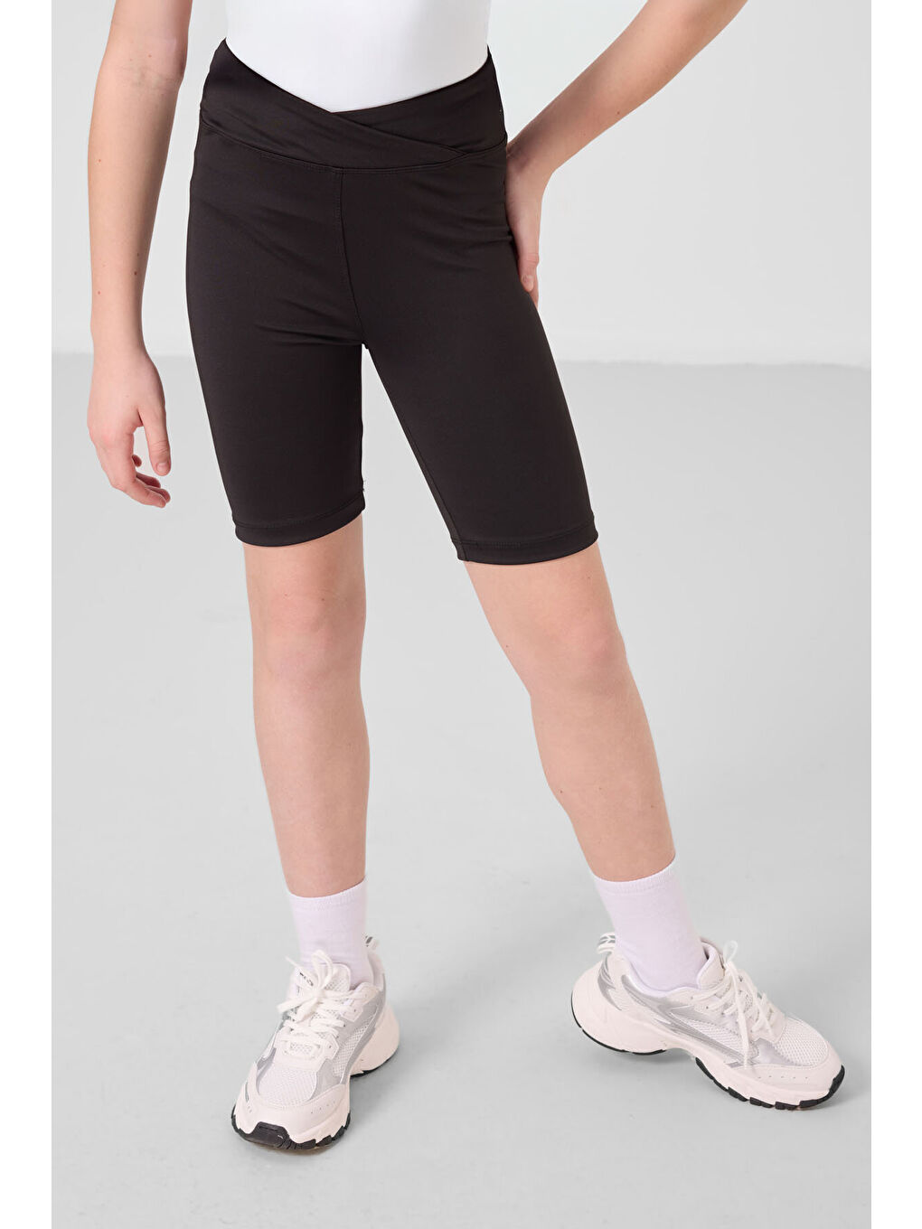 Beyaz-Siyah V Yaka Kemer Detaylı Standart Fit Performans Kız Çocuk Tayt Takım - 75187-2