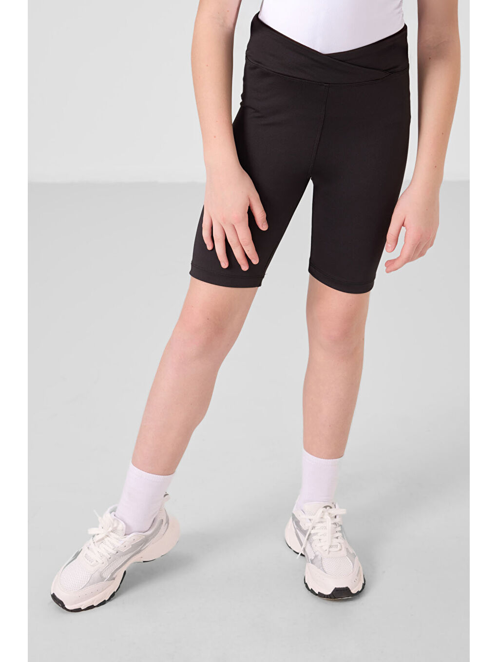 Beyaz-Siyah V Yaka Kemer Detaylı Standart Fit Performans Kız Çocuk Tayt Takım - 75187-4