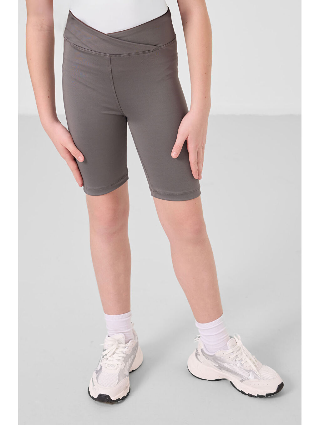 Beyaz-Koyu Gri V Yaka Kemer Detaylı Standart Fit Performans Kız Çocuk Tayt Takım - 75187-3