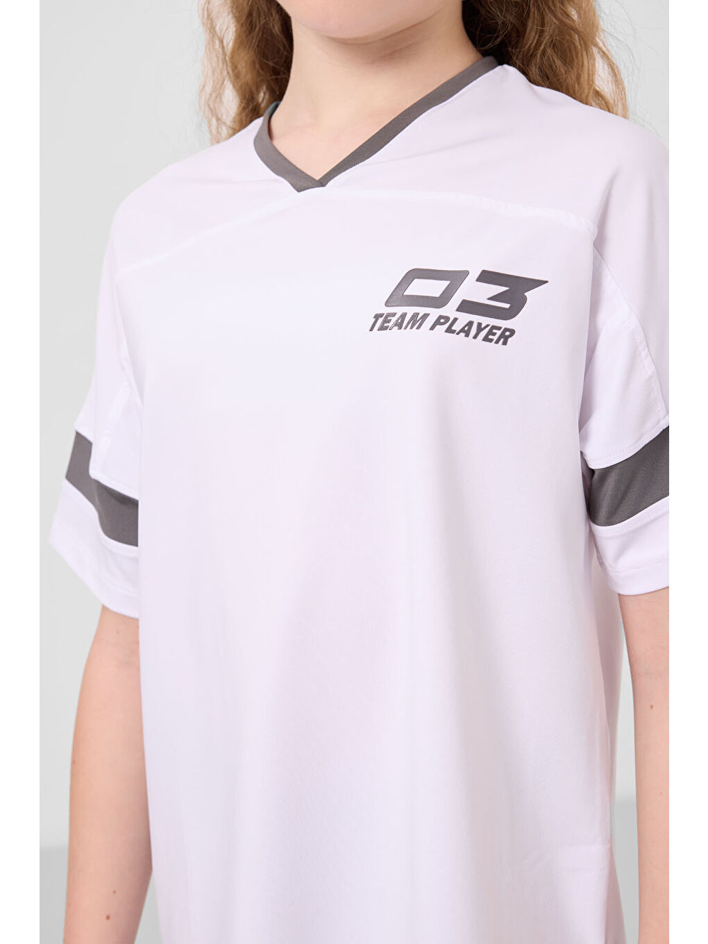 Beyaz-Koyu Gri V Yaka Kemer Detaylı Standart Fit Performans Kız Çocuk Tayt Takım - 75187-4