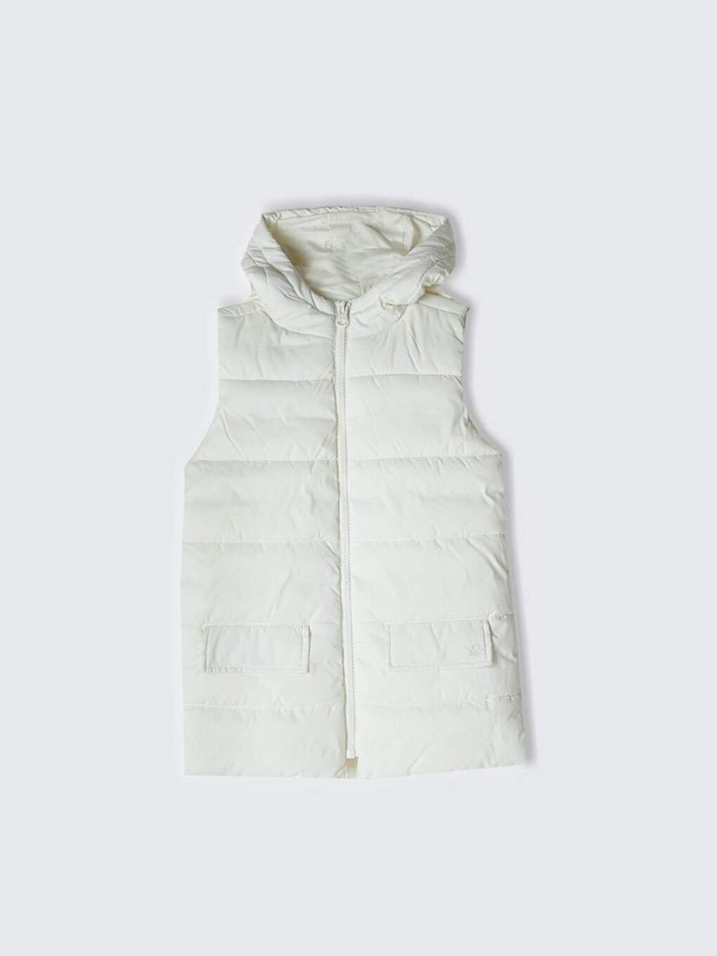 Kız Çocuk Beyaz Cebi Logo İşlemeli Kapüşonlu Uzun Suni Kuş Tüyü Yelek