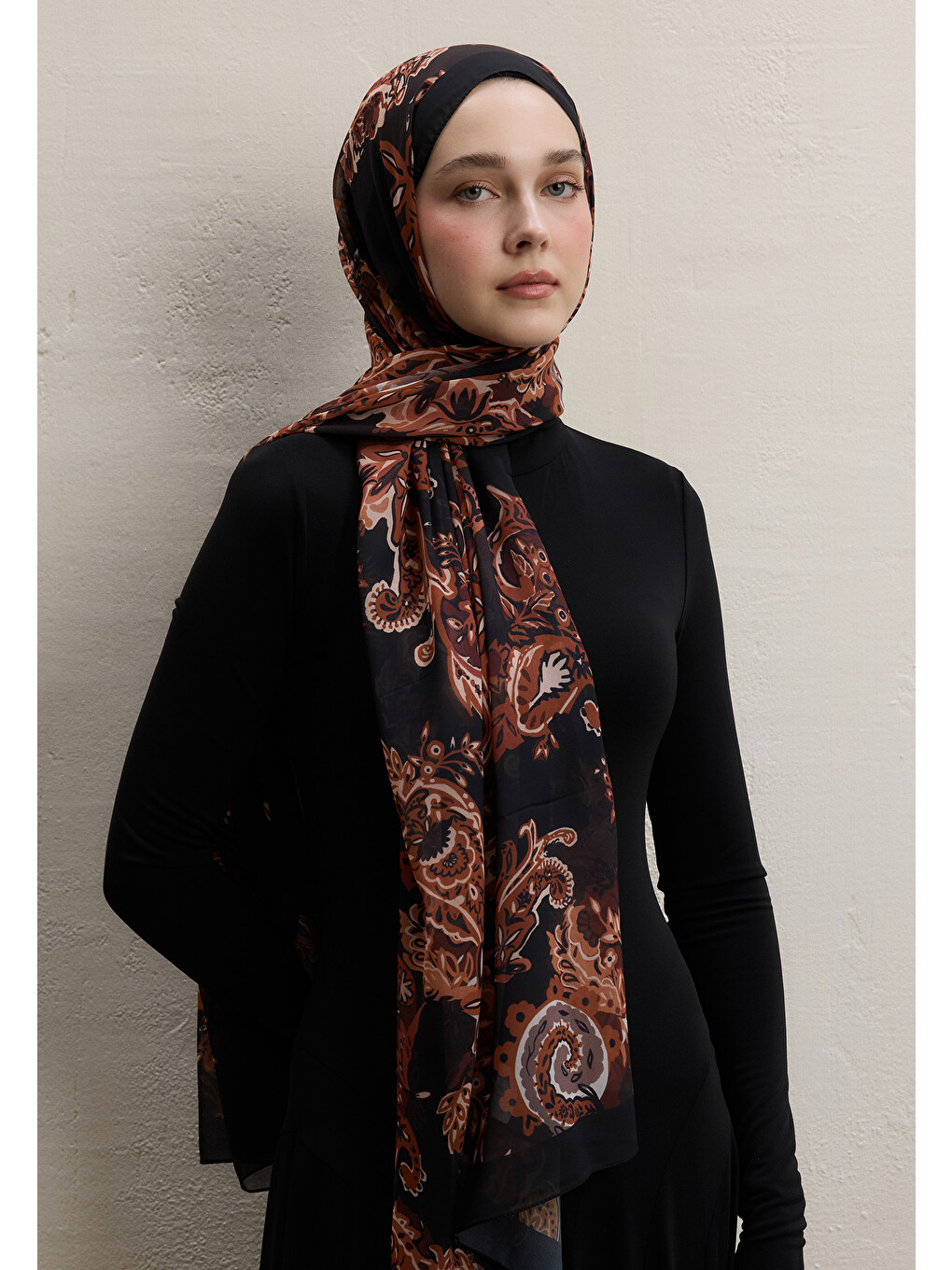 Wıld Flora Desen İpek Krep Şal Siyah-2