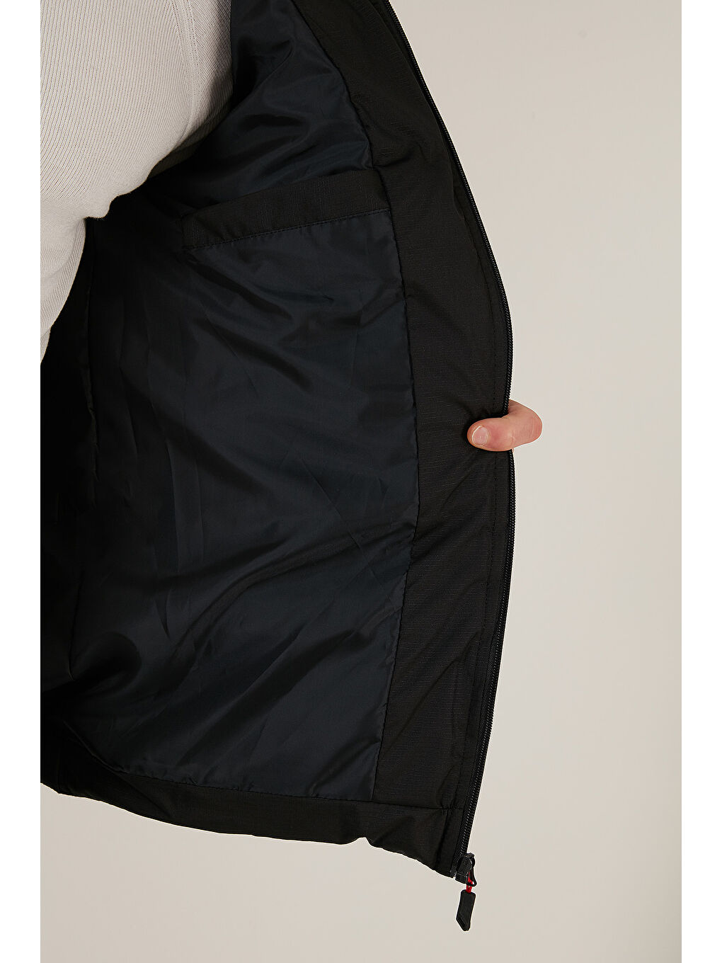 Siyah Kapüşonlu Fermuarlı Cepli Slim Fit Şişme Mont 6490001-5