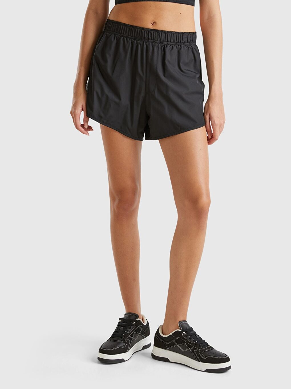 Kadın Siyah Logo Baskılı Beli Büzgülü Yanları Yırtmaçlı Şort