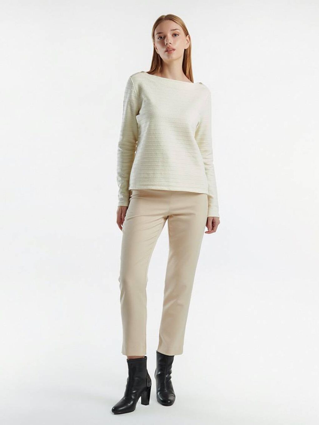 Ekru Kadın Krem Pamuk Karışımlı Omzu Düğme Detaylı Kayık Yaka Kısa Sweatshirt