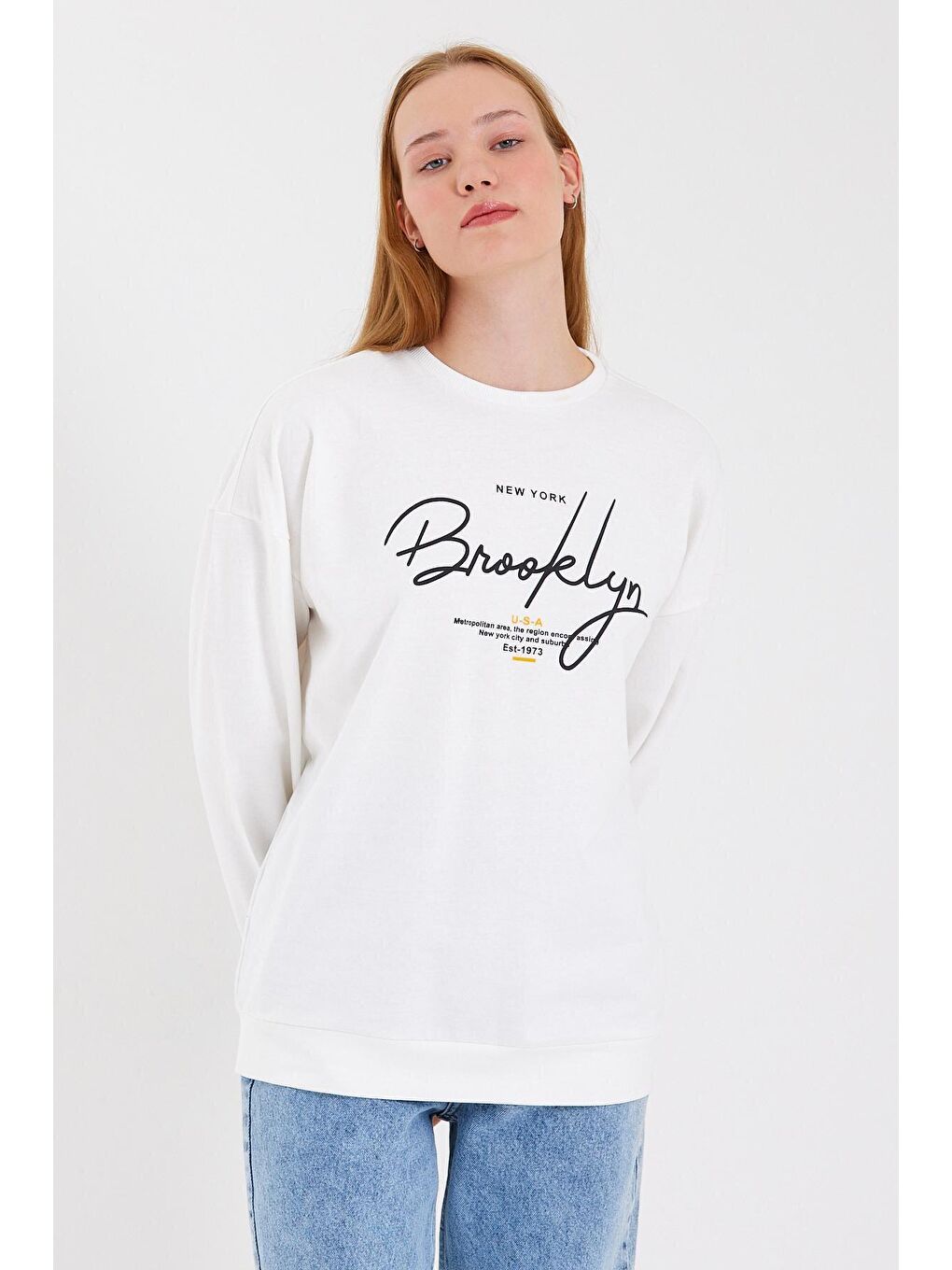 Ekru Kadın Bisiklet Yaka Regular Fit El Yazılı Brooklyn İnce Sweatshirt SPR23SWK331