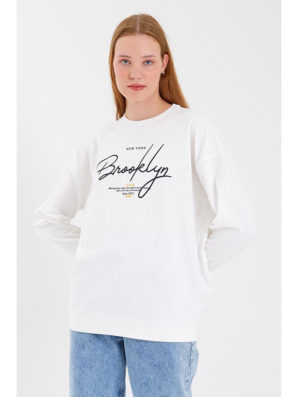 Ekru Kadın Bisiklet Yaka Regular Fit El Yazılı Brooklyn İnce Sweatshirt SPR23SWK331-1