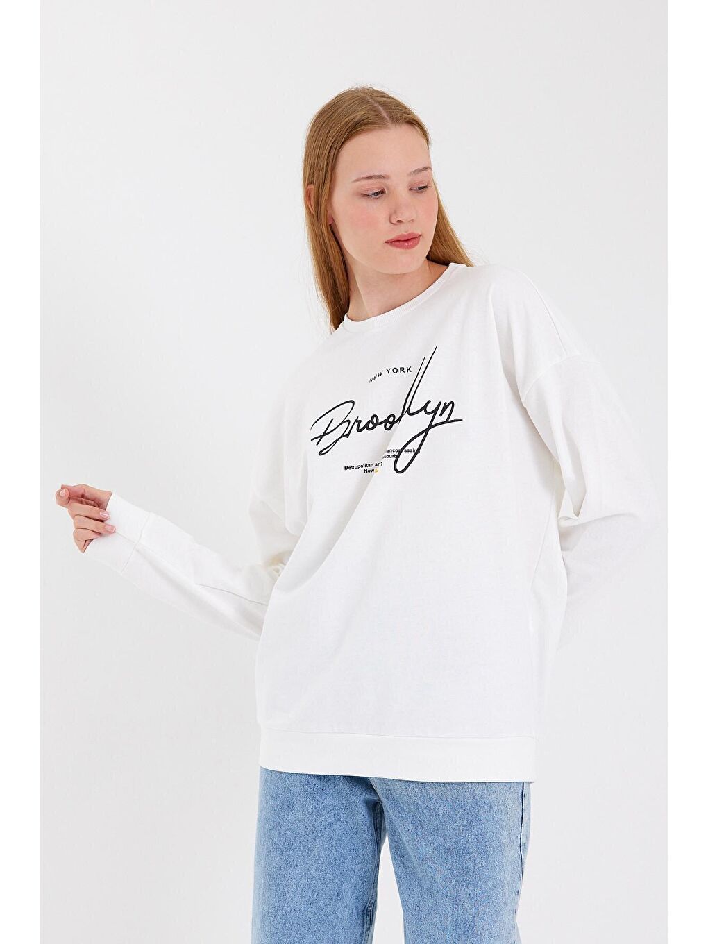 Ekru Kadın Bisiklet Yaka Regular Fit El Yazılı Brooklyn İnce Sweatshirt SPR23SWK331-2