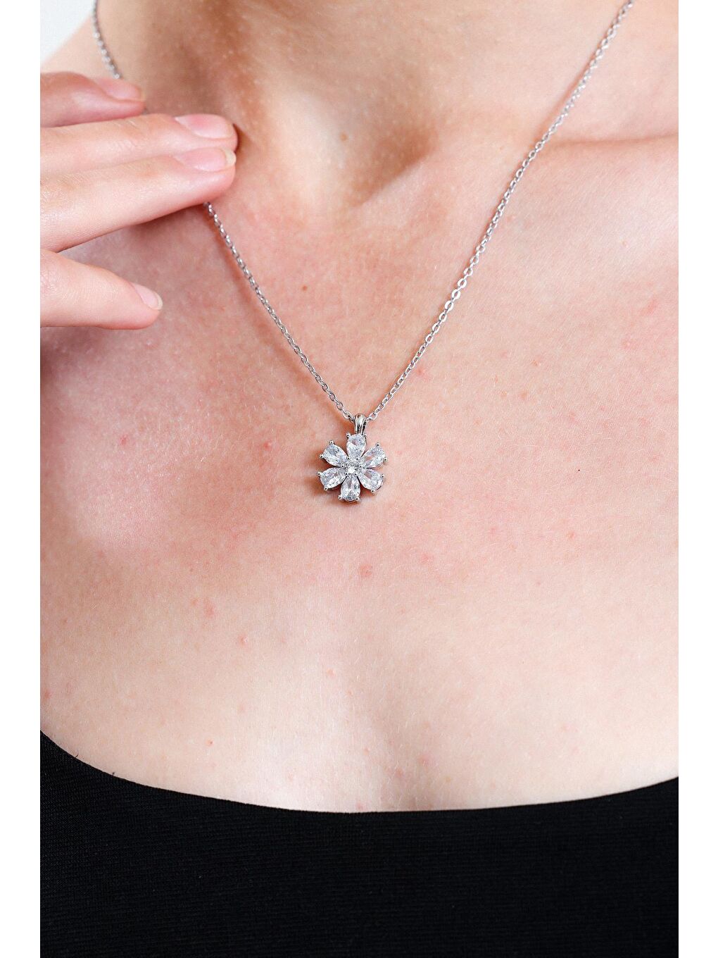 Gri Gümüş Kaplam Beyaz Damla Taşlı Çiçek Kolye-1