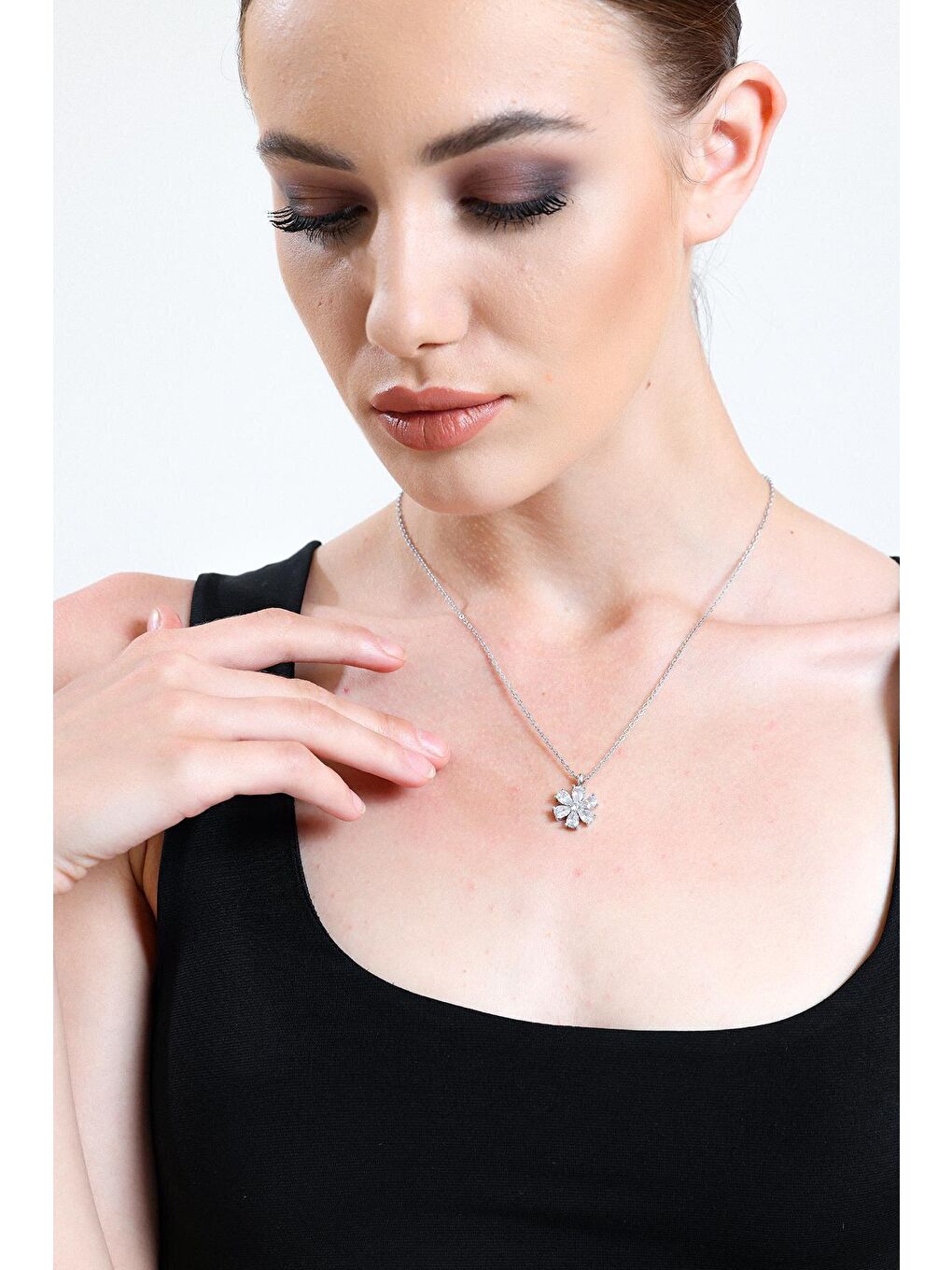 Gri Gümüş Kaplam Beyaz Damla Taşlı Çiçek Kolye-2