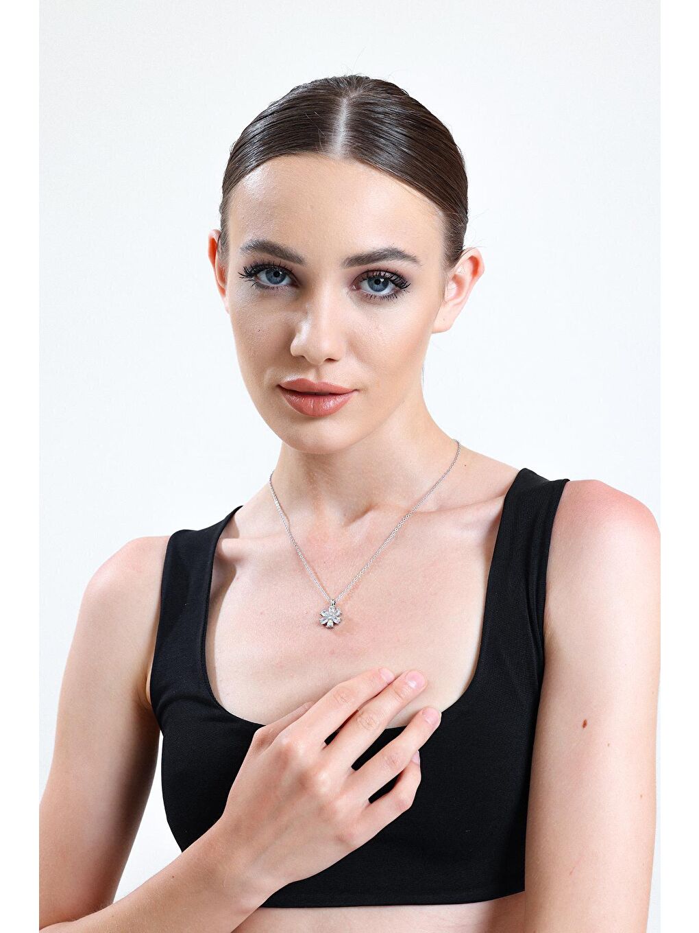 Gri Gümüş Kaplam Beyaz Damla Taşlı Çiçek Kolye-4