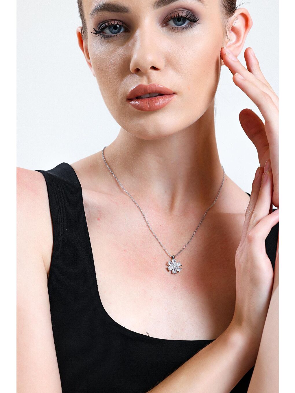 Gri Gümüş Kaplam Beyaz Damla Taşlı Çiçek Kolye-6