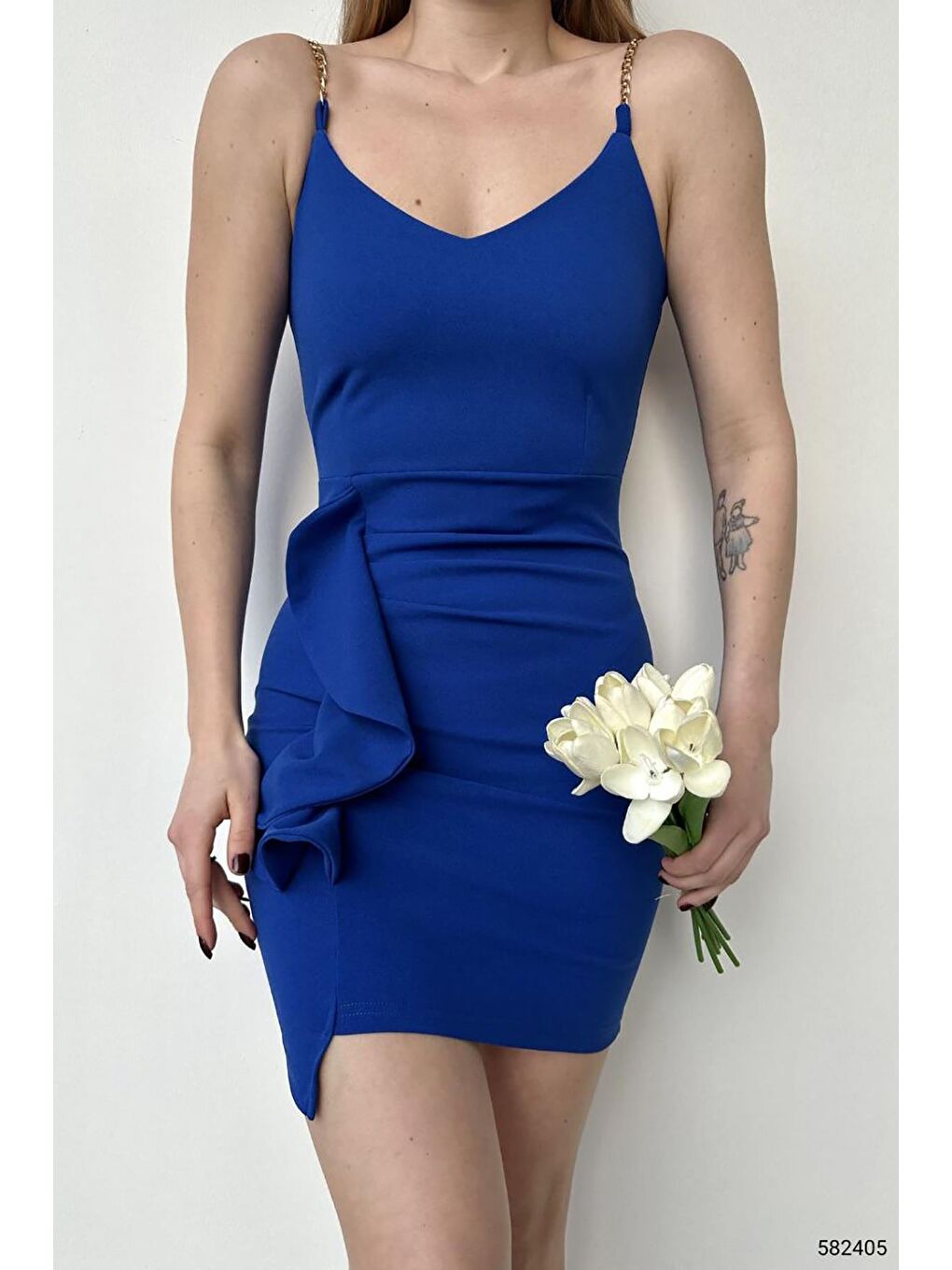 Saks Mavisi Zincir Askı V Yaka İthal Krep Kumaş Volanlı Elbise