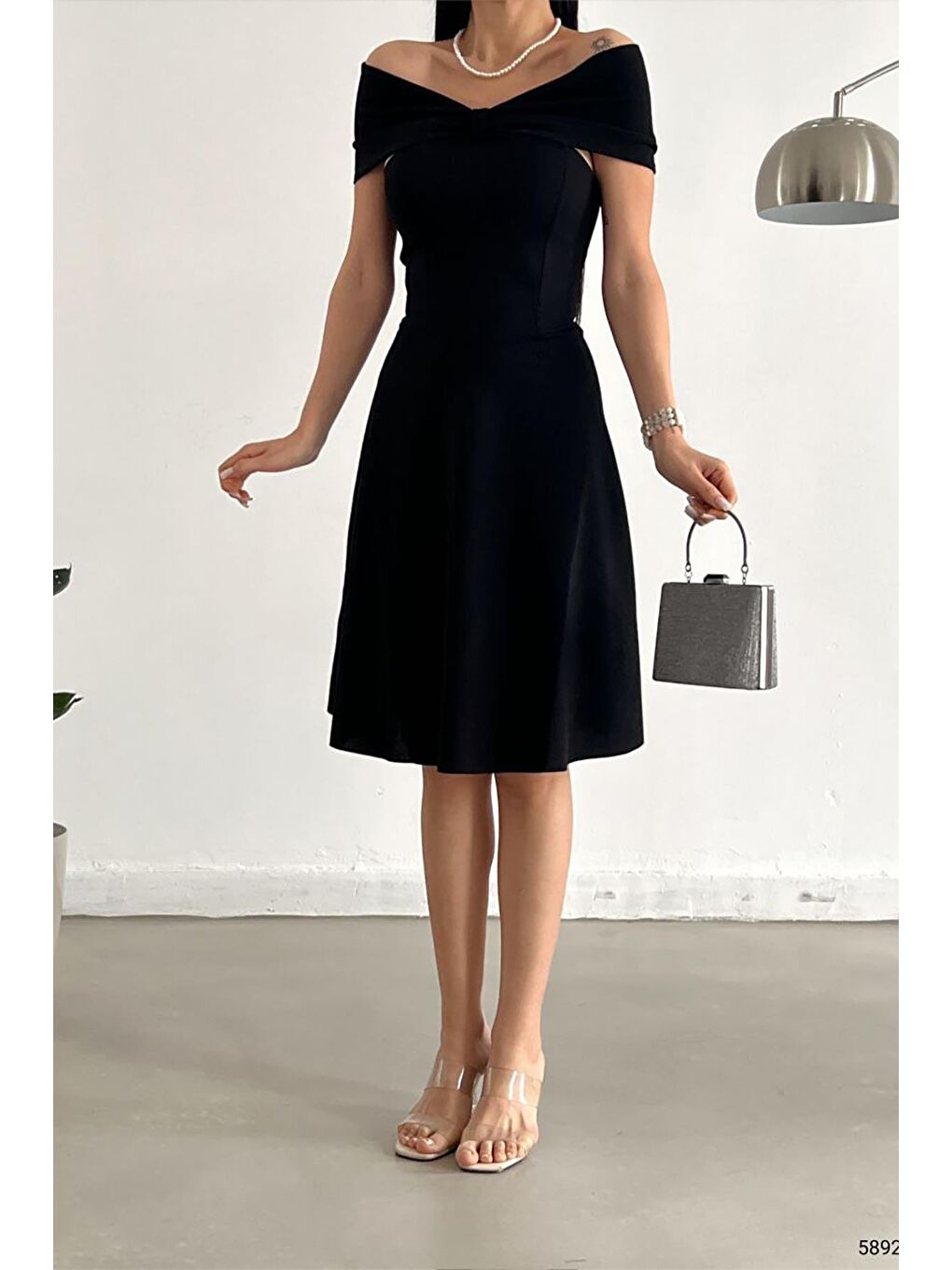 Siyah Madonna Yaka Krep Kumaş Kloş Elbise