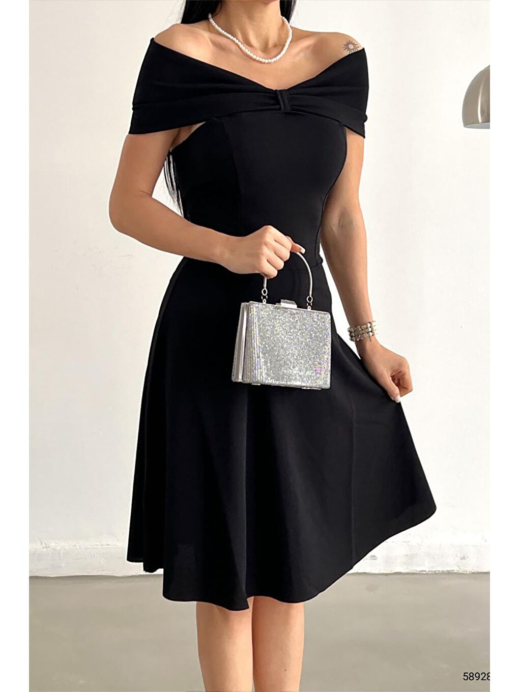 Siyah Madonna Yaka Krep Kumaş Kloş Elbise-1