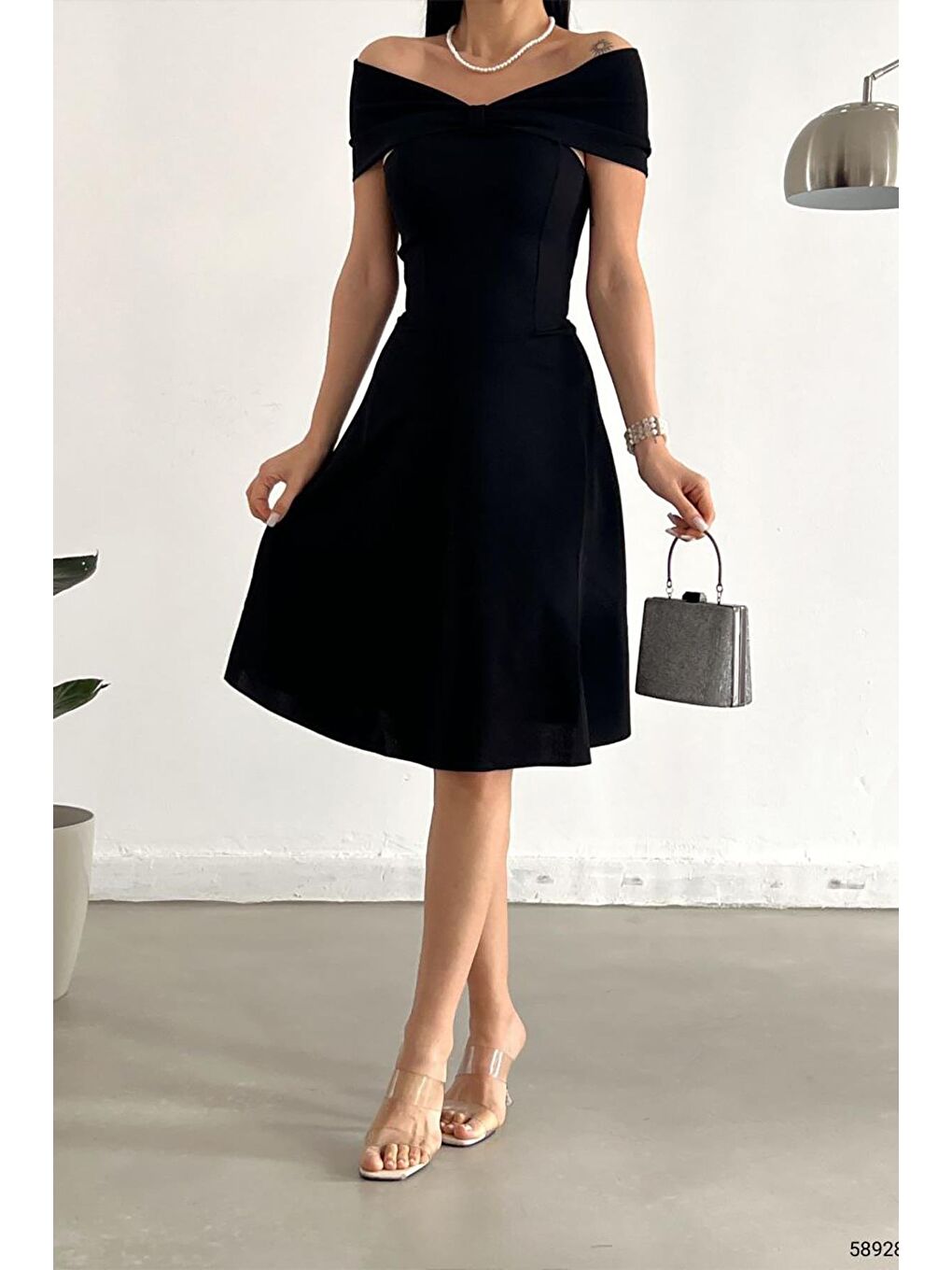 Siyah Madonna Yaka Krep Kumaş Kloş Elbise-2