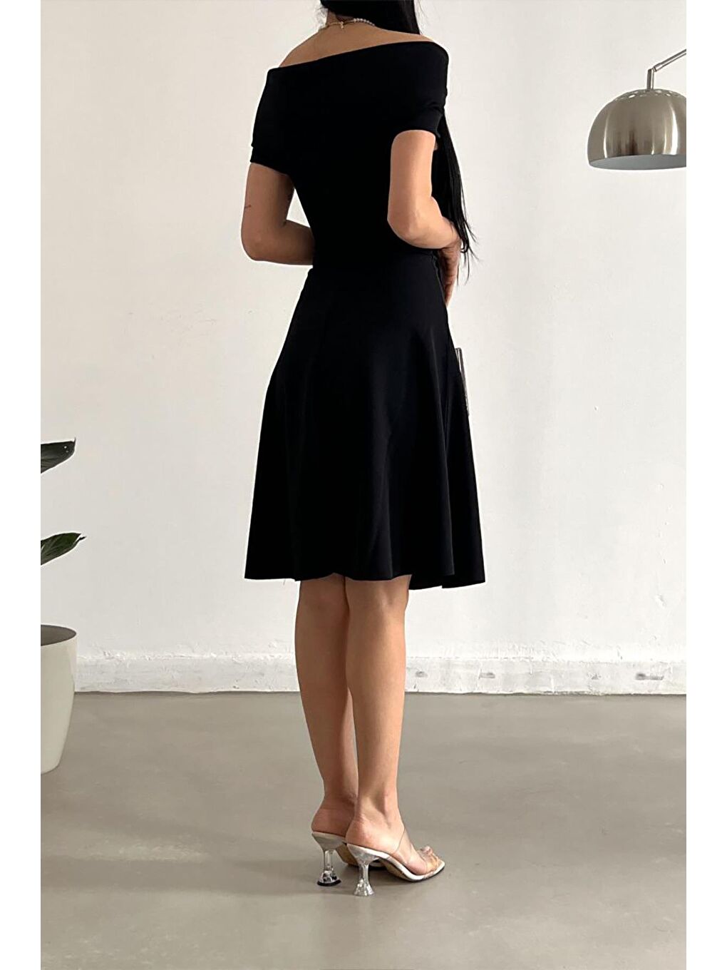Siyah Madonna Yaka Krep Kumaş Kloş Elbise-3